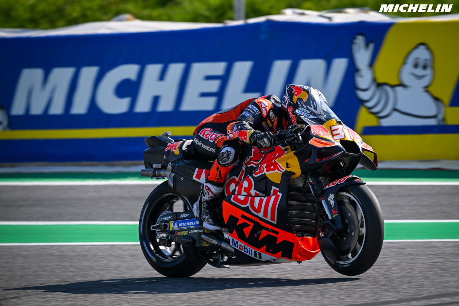Pedro Acosta en plena acción sobre su KTM RC16 durante el GP de Estados Unidos. El murciano es el principal candidato al podio fuera de Aprilia en Jerez.