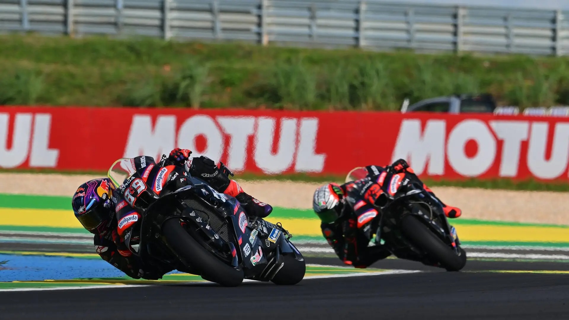 Aprilia RS-GP26 en pista (Jorge Martín / Marco Bezzecchi) Jorge Martín y Marco Bezzecchi, los dos pilotos de Aprilia Factory, llegan a Montmeló separados por un solo punto en el liderato del Campeonato del Mundo de MotoGP 2026. La RS-GP26 ha confirmado ser la moto más equilibrada de la parrilla en lo que va de temporada.