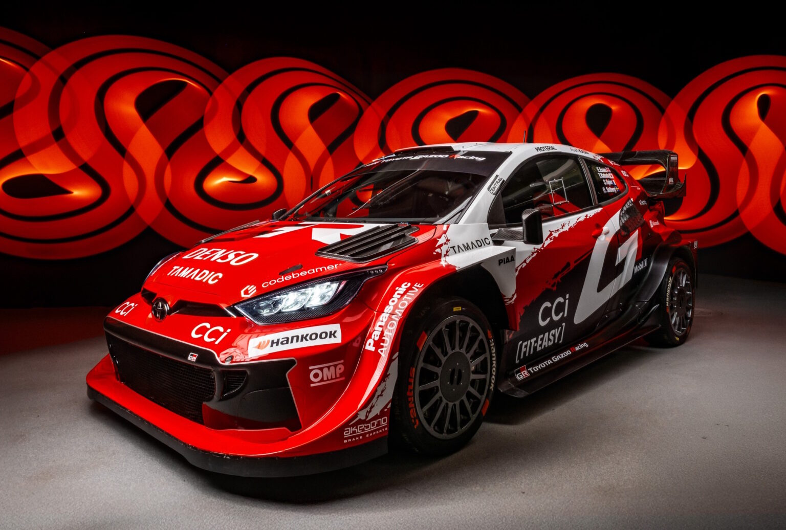 El GR Yaris Rally1 de Toyota GAZOO Racing debuta en 2026 con una nueva librea. La escudería japonesa ha ganado cinco de las seis primeras fechas del campeonato y llega al Rally de Japón como el equipo dominante de la temporada.