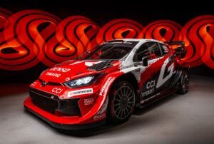 El GR Yaris Rally1 de Toyota GAZOO Racing debuta en 2026 con una nueva librea. La escudería japonesa ha ganado cinco de las seis primeras fechas del campeonato y llega al Rally de Japón como el equipo dominante de la temporada.