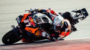 "Pedro Acosta pilota la KTM RC16 del equipo Red Bull KTM Factory Racing en Montmeló. El murciano logró la pole con un 1:38.068, su segunda en MotoGP y la primera del equipo oficial KTM desde el GP de Europa 2020, pero tuvo que conformarse con el segundo lugar en el Sprint tras no poder superar a Márquez en las frenadas finales."