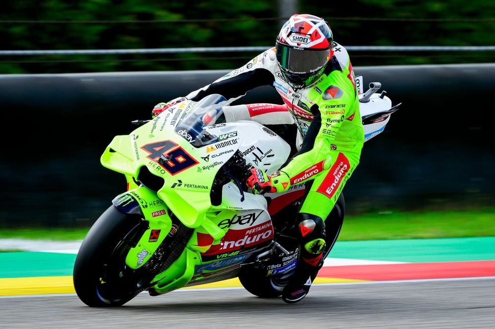 Fabio «Diggia» Di Giannantonio cruza la línea de meta en Montmeló para llevarse el Gran Premio de Catalunya 2026, su primer triunfo desde Qatar 2023, disputado 910 días atrás