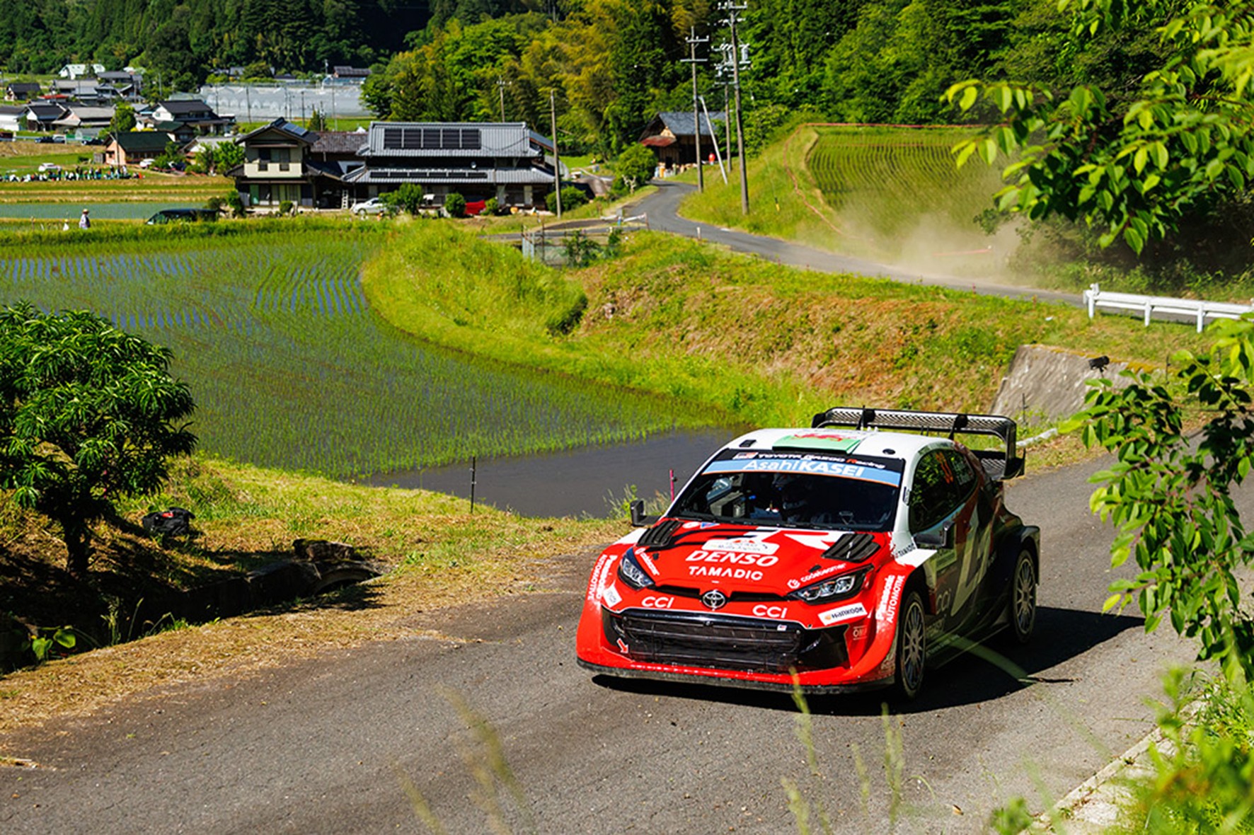 Elfyn Evans y Scott Martin con el Toyota GR YARIS Rally1 durante la segunda jornada del FORUM8 Rally de Japón 2026. El galés lideró con consistencia los ocho especiales del sábado en los alrededores de Toyota City, rozando las barreras de Armco en el super especial de Fujioka pero manteniendo intacta su ventaja.
