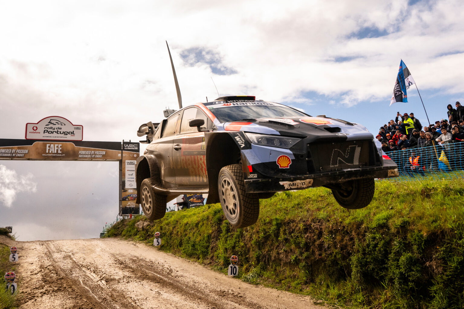 Thierry Neuville (Hyundai i20 N Rally1) (ganador del rally y primera victoria de Hyundai en 2026)