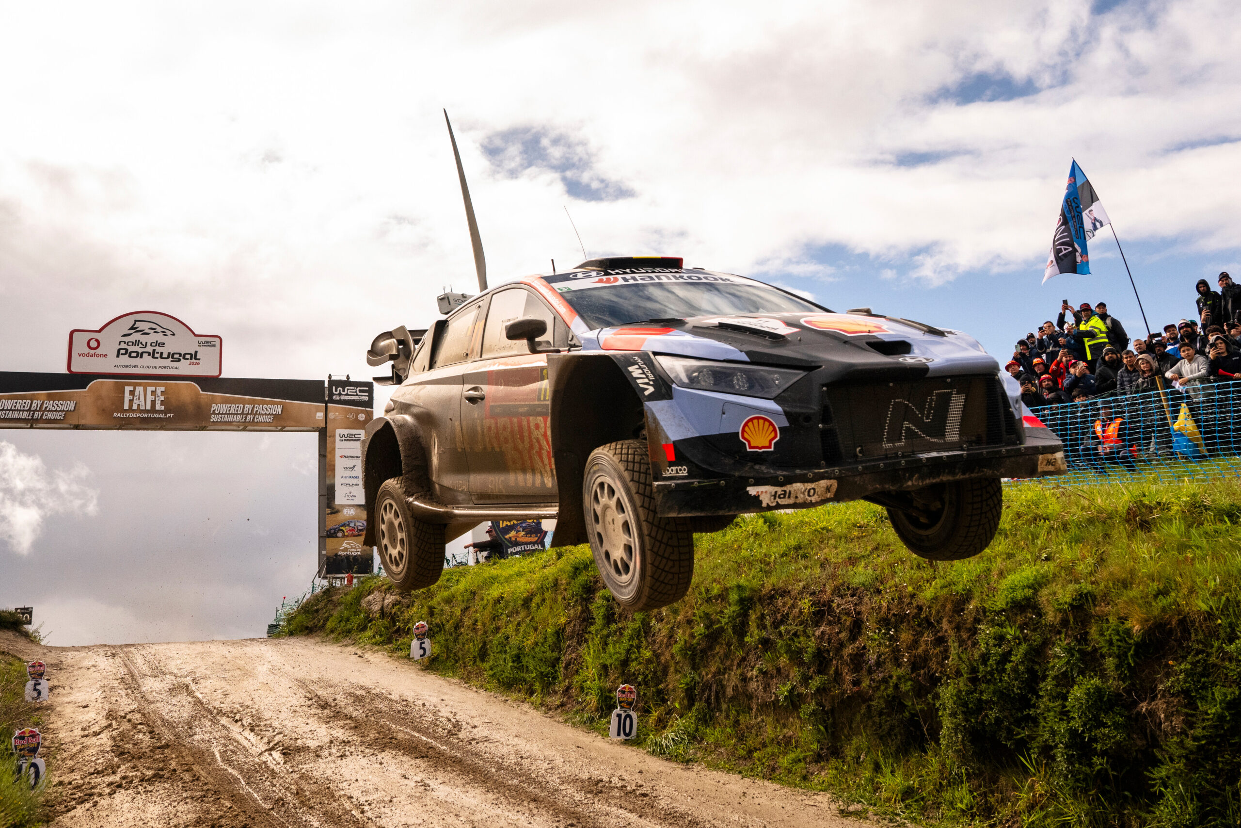Thierry Neuville (Hyundai i20 N Rally1) (ganador del rally y primera victoria de Hyundai en 2026)