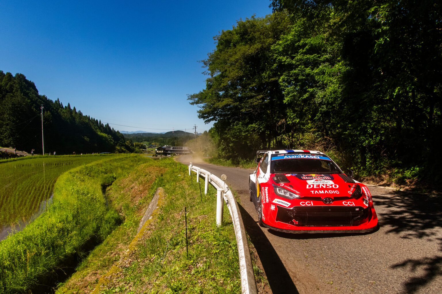 Sébastien Ogier y Vincent Landais con el Toyota GR YARIS Rally1 durante el sábado en Aichi. El francés ganó el primer tramo de la tarde, pero no encontró la décima adicional que necesitaba para inquietar a Evans, cuya ventaja en el tramo Isegami's Tunnel del viernes -16,5 segundos en un solo especial- marcó la diferencia definitiva