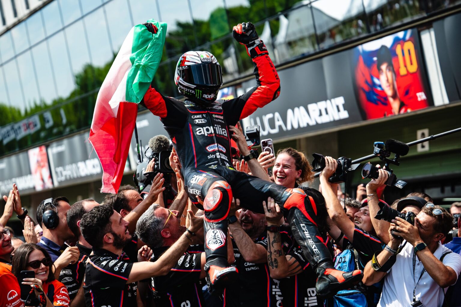 Marco Bezzecchi, líder del Mundial El italiano del equipo Aprilia Factory, Marco Bezzecchi, celebra en el podio su liderato del campeonato tras el Gran Premio de Francia en Le Mans. El #72 llega al Circuit de Barcelona-Catalunya con la obligación de mantener la ventaja sobre su compañero de equipo Jorge Martín.