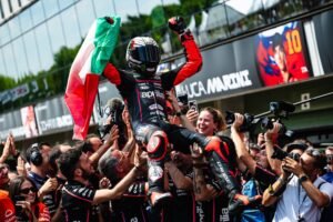 Marco Bezzecchi, líder del Mundial El italiano del equipo Aprilia Factory, Marco Bezzecchi, celebra en el podio su liderato del campeonato tras el Gran Premio de Francia en Le Mans. El #72 llega al Circuit de Barcelona-Catalunya con la obligación de mantener la ventaja sobre su compañero de equipo Jorge Martín.
