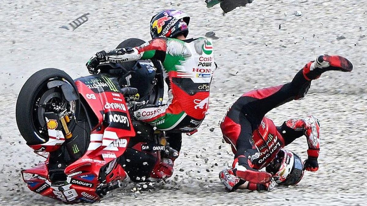 Tras la nueva largada, en la primera curva otro accidente entre Johann Zarco, Francesco Bagnaia y Luca Marini donde el primero es el más perjudicado.