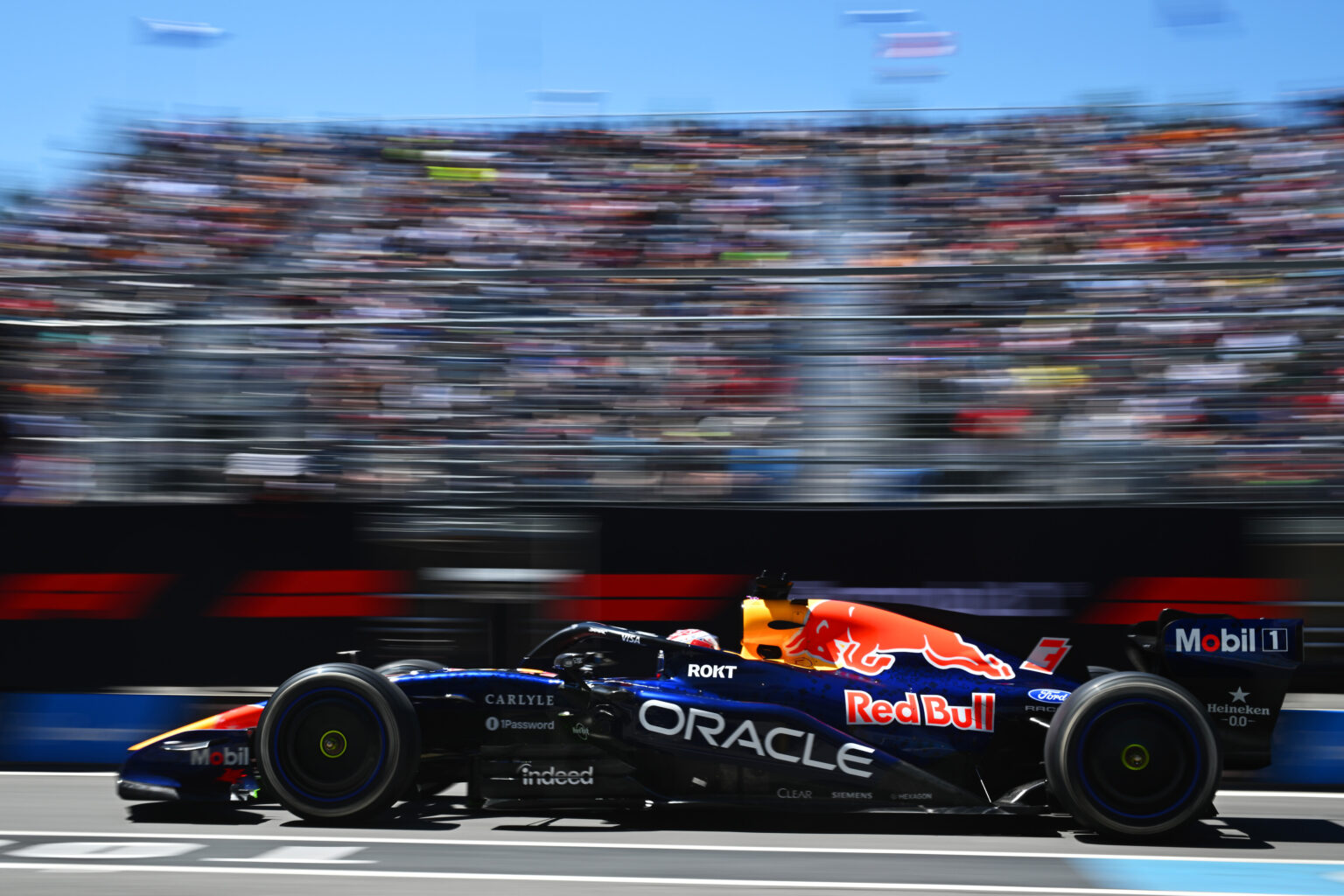 Max Verstappen tras un lindo y duro duelo con Lewis Hamilton finalizó en el tercer lugar demostrando que las actualizaciones en su coche han dado resultado.