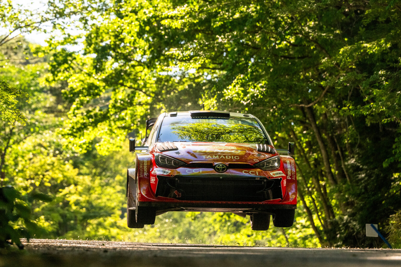 Oliver Solberg terminó segundo a 15,7 s de Evans. El sueco ganó dos tramos y fue el piloto que más cerca estuvo del líder durante la jornada.