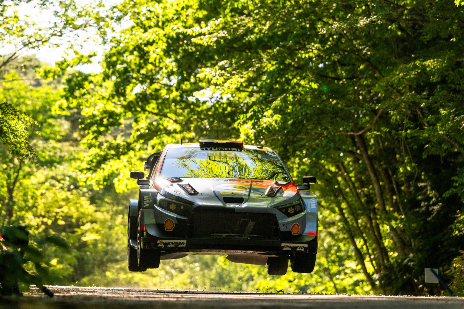 Thierry Neuville tuvo una segunda etapa del Rally de Japón para el olvido. Probó varios cambios en el auto, en su forma de manejar, pero nada funcionó. Empezó cuarto y terminó sexto.