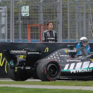 George Russell observa impotente cómo su Mercedes W16 queda detenido en mitad de la pista en la vuelta 30. El abandono por falla en la unidad de potencia truncó lo que podría haber sido el duelo definitivo del campeonato entre los dos pilotos plateados.