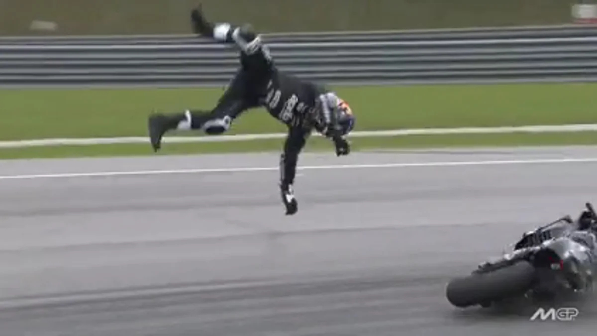 Jorge Martín sufre su cuarta caída del fin de semana en la Curva 10 del Circuit de Barcelona-Catalunya durante la vuelta 3 del Sprint Tissot. El campeón del mundo de 2024 acumula accidentes en FP1, entrenamientos del viernes, Q1 y la carrera corta, cerrando el sábado sin puntos y a dos del liderato de Marco Bezzecchi en el Mundial."