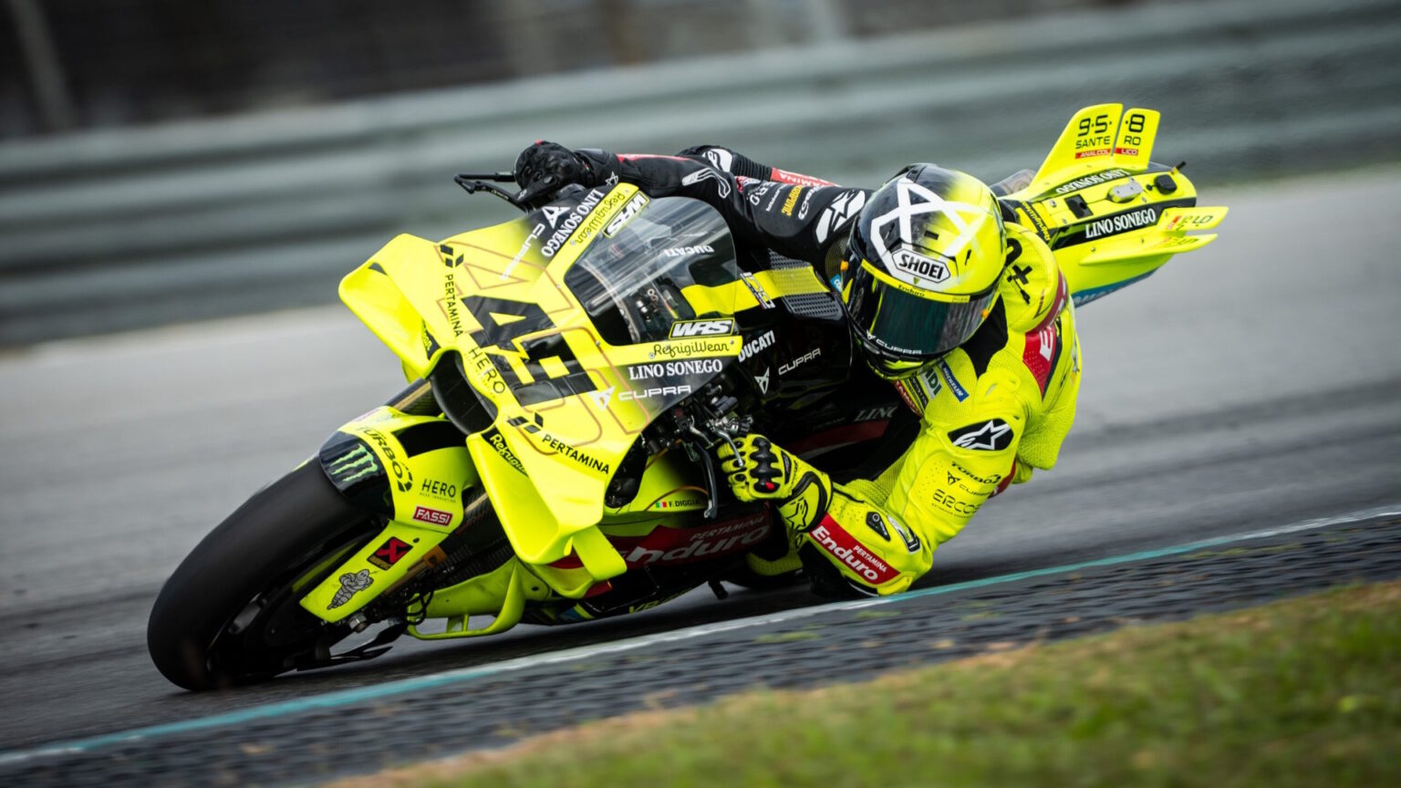 "Fabio Di Giannantonio completa el podio del Sprint de Catalunya con la Ducati GP26 del Pertamina Enduro VR46 Racing Team. El romano remontó desde la segunda fila de parrilla, superó a Raúl Fernández en la antepenúltima vuelta con una maniobra en la Curva 1 y se situó a apenas 0.4 segundos de la victoria."