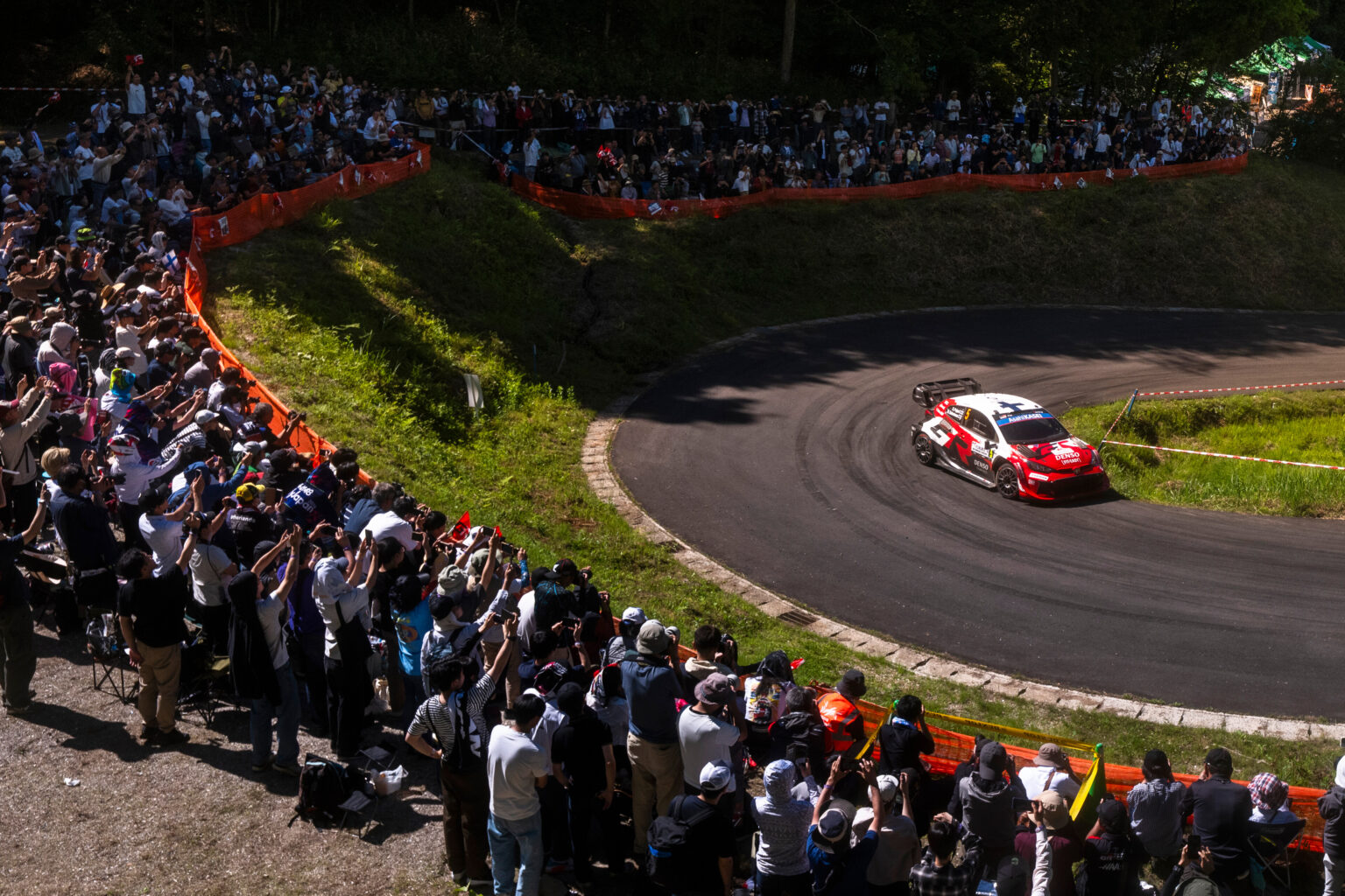Sami Pajari y Marko Salminen (car 5) con el Toyota GR YARIS Rally1 en las especiales vespertinas del Rally de Japón 2026. El finlandés fue el más veloz de la tarde con tres victorias consecutivas, incluyendo las dos pasadas por el super especial de Fujioka, y asciende al tercer puesto de la general a 44,4 segundos del líder Evans.