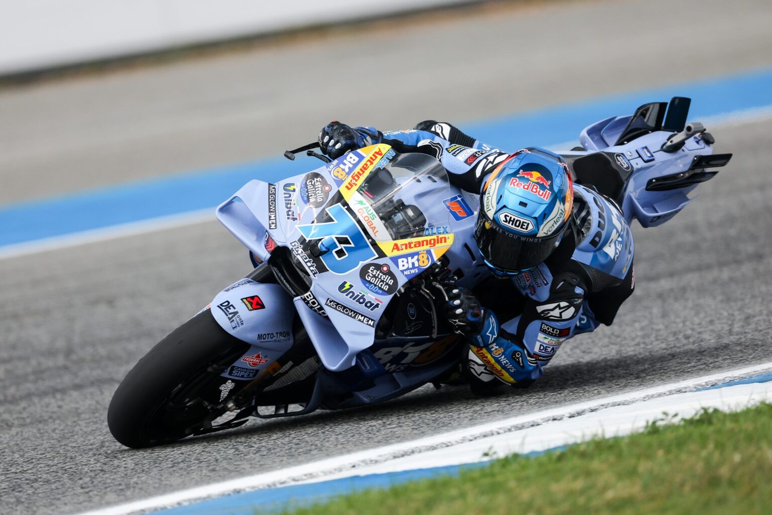 Álex Márquez con la Gresini Ducati GP26 Álex Márquez, piloto del equipo Gresini Racing con la Ducati Desmosedici GP26 de especificación de fábrica, llega a Montmeló como defensor del triunfo conseguido en este mismo circuito en 2025. El de Cervera es uno de los máximos favoritos de cara a la carrera larga del domingo.