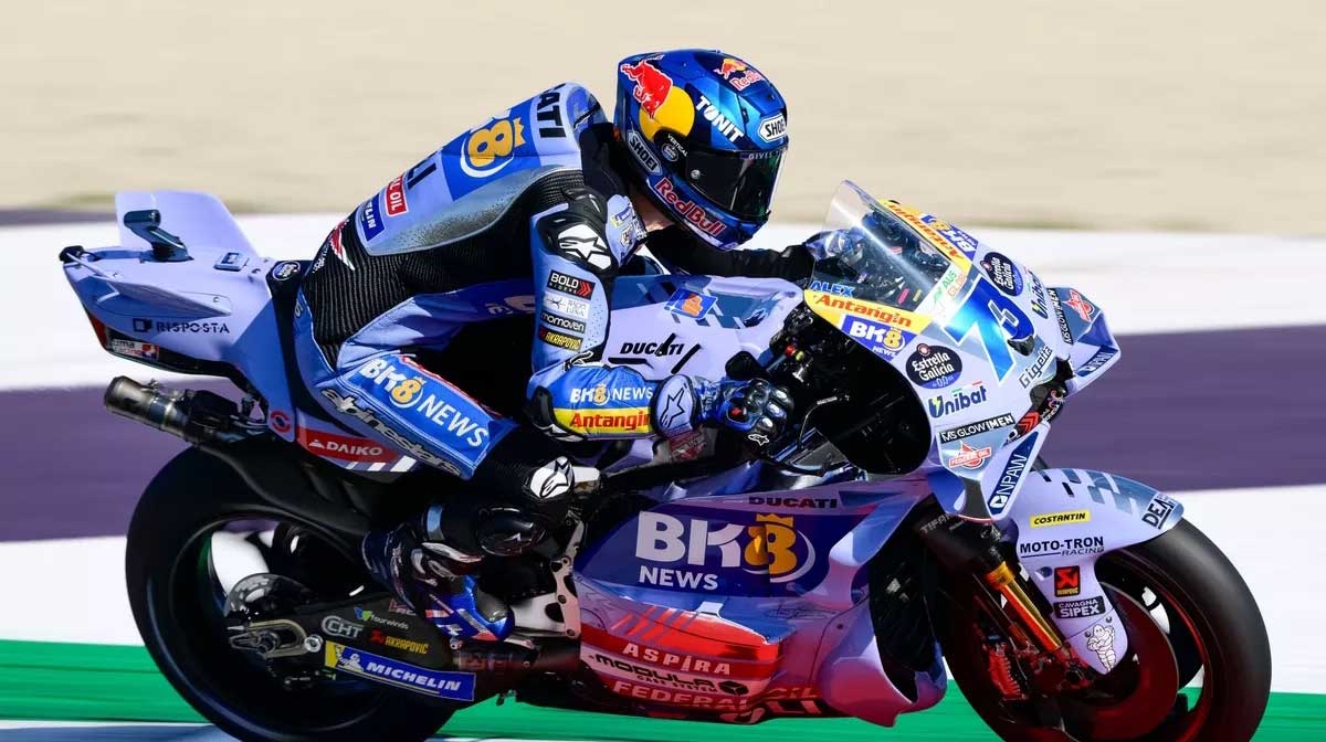 "Álex Márquez es primero en el Circuit de Barcelona-Catalunya tras conquistar el Sprint Tissot del GP de Catalunya 2026 con la Ducati GP26 del equipo BK8 Gresini Racing, superando a Pedro Acosta por apenas 0.041 segundos en el desenlace más ajustado de la historia de los Sprints de MotoGP."