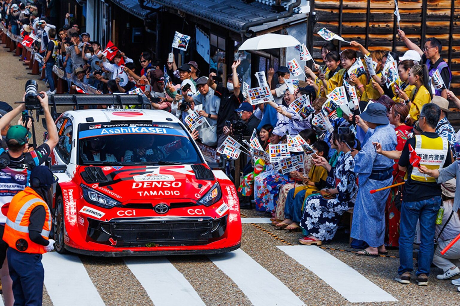 Takamoto Katsuta y Aaron Johnston (car 18) con el Toyota GR YARIS Rally1 durante la segunda jornada en Aichi. El piloto japonés trepó dos posiciones este sábado para ocupar el cuarto puesto de la general, apoyado en los consejos de Ott Tänak y ante una afición local que lo siguió desde primera hora de la mañana a lo largo de todo el recorrido.