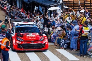 Takamoto Katsuta y Aaron Johnston (car 18) con el Toyota GR YARIS Rally1 durante la segunda jornada en Aichi. El piloto japonés trepó dos posiciones este sábado para ocupar el cuarto puesto de la general, apoyado en los consejos de Ott Tänak y ante una afición local que lo siguió desde primera hora de la mañana a lo largo de todo el recorrido.