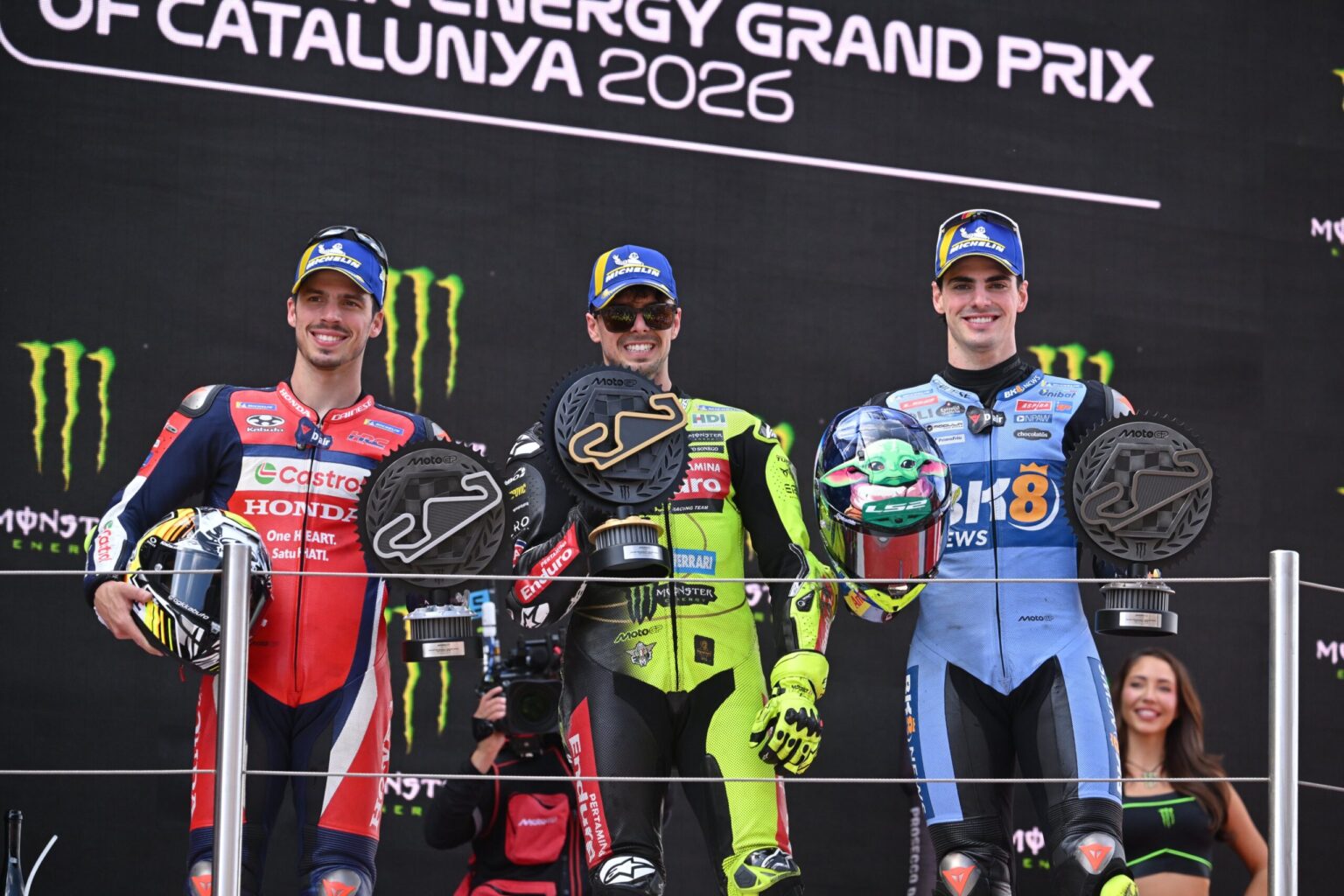 Fabio Di Giannantonio (Pertamina Enduro VR46), Fermín Aldeguer (Gresini Racing) y Francesco Bagnaia (Ducati Lenovo Team), el podio oficial del Gran Premio de Catalunya 2026
