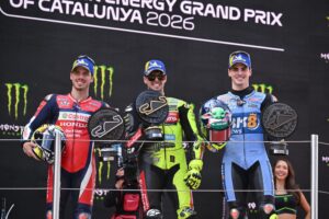 Fabio Di Giannantonio (Pertamina Enduro VR46), Fermín Aldeguer (Gresini Racing) y Francesco Bagnaia (Ducati Lenovo Team), el podio oficial del Gran Premio de Catalunya 2026