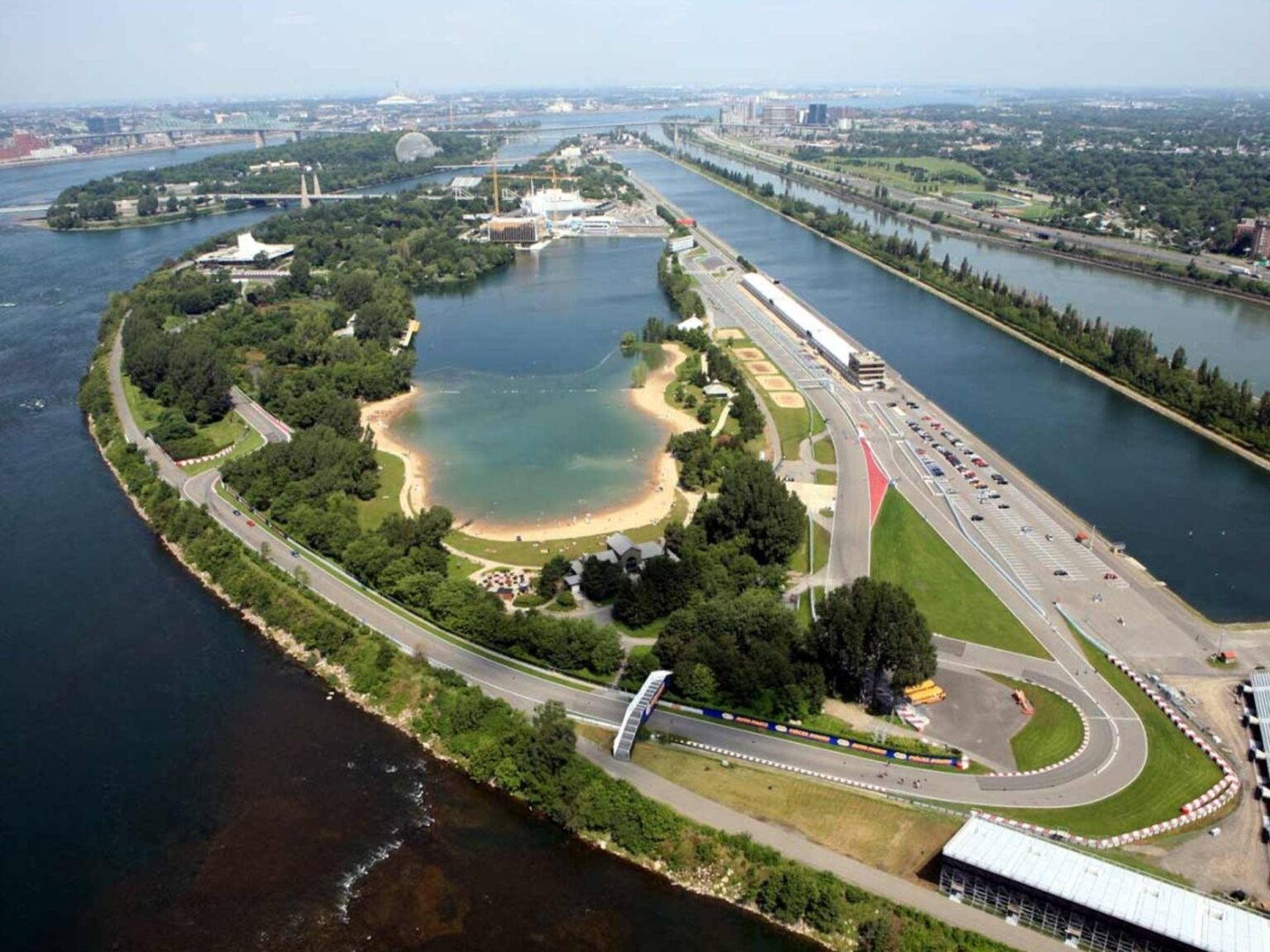 Vista aérea del Circuit Gilles-Villeneuve sobre la Île Notre-Dame, en el corazón del río San Lorenzo. El trazado semipermanente combina largas rectas con chicanas de frenada intensa y la célebre "Muro de los Campeones" al final del circuito