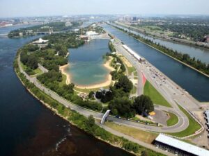Vista aérea del Circuit Gilles-Villeneuve sobre la Île Notre-Dame, en el corazón del río San Lorenzo. El trazado semipermanente combina largas rectas con chicanas de frenada intensa y la célebre "Muro de los Campeones" al final del circuito