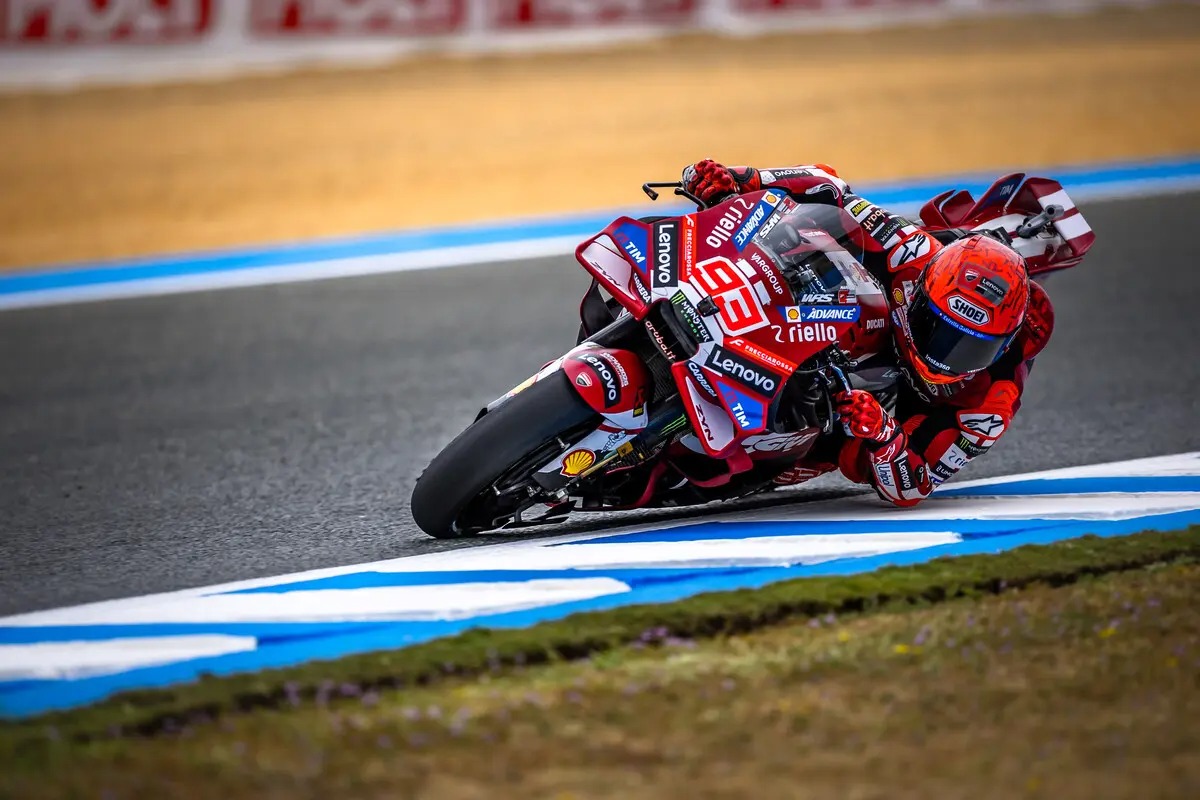 Marc Márquez, sobre la Ducati Desmosedici GP26 oficial, regresa a Mugello tras una doble operación en hombro y pie que lo obligó a perderse Le Mans y el GP de Cataluña.
