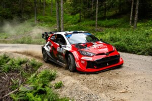 Sami Pajari / Marko Salminen — Toyota GR Yaris Rally1. Quinto podio del año para el joven finlandés, que ratifica una progresión extraordinaria y una fiabilidad de campeón en 2026.
