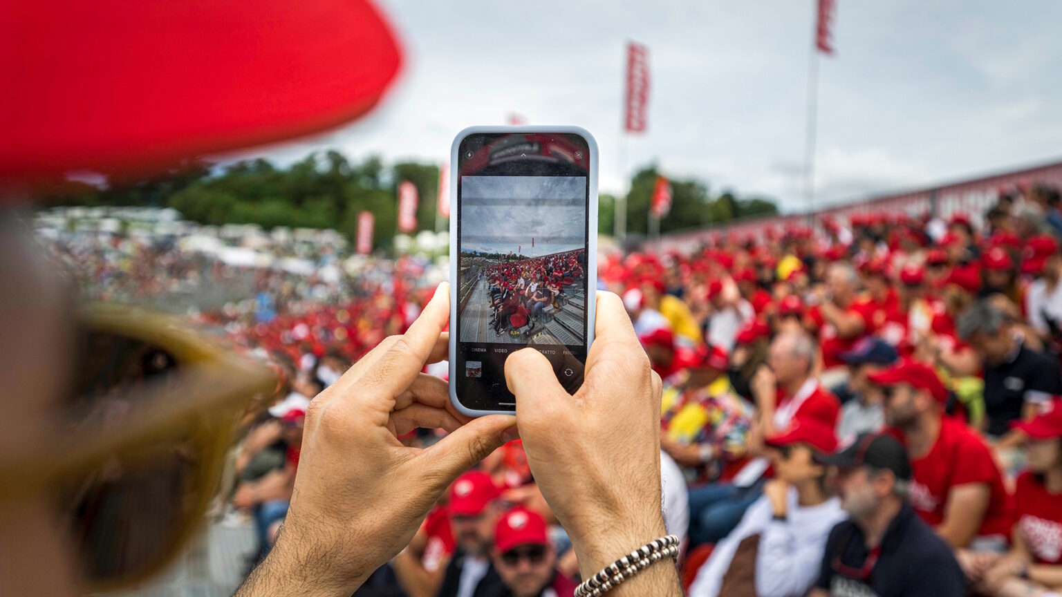 Los tifosi inundan las gradas del Mugello cada año con un mar de rojo que convierte el circuito toscano en una de las citas más emotivas del campeonato mundial.