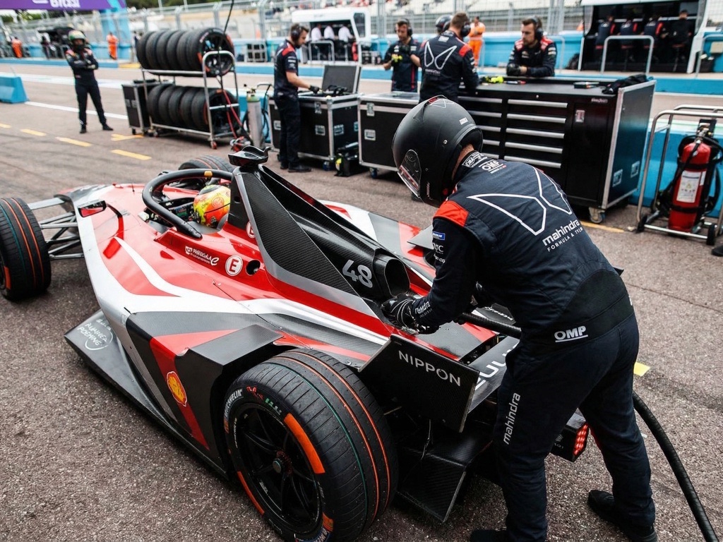 El sistema Pit Boost, que debuta como formato regular en la Temporada 12, entrega 600 kW durante 30 segundos en el pit lane, equivalente a 3,85 kWh adicionales por monoplaza. En Mónaco, donde adelantar es estructuralmente difícil, el timing de esta parada obligatoria será un factor determinante en el resultado del sábado.