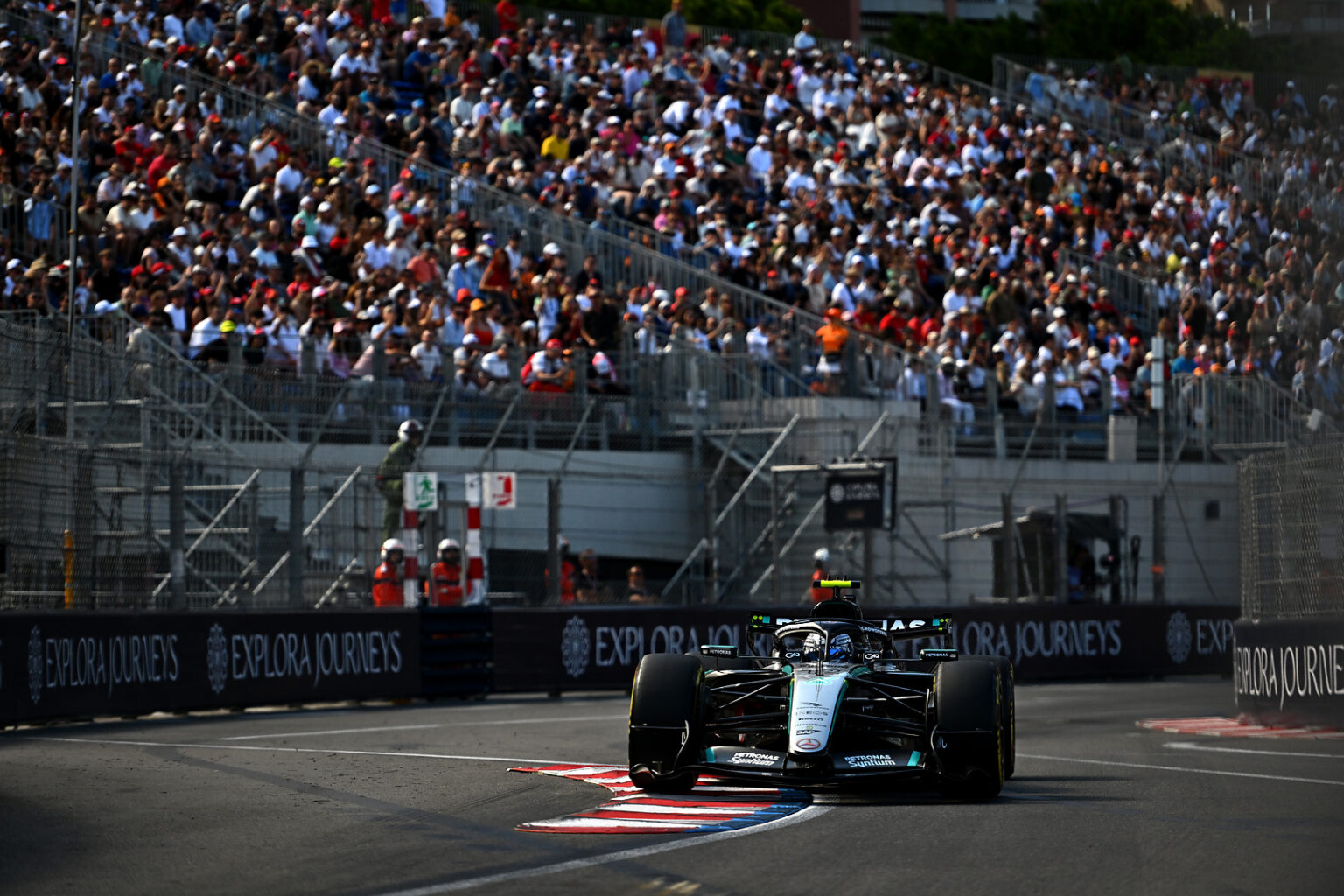 Andrea Kimi Antonelli celebra su tercera pole position en la F1 2026. El piloto italiano de Mercedes marcó un 1:12.051 para superar a Verstappen por apenas 43 milisegundos en Monte Carlo.