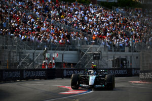 Andrea Kimi Antonelli celebra su tercera pole position en la F1 2026. El piloto italiano de Mercedes marcó un 1:12.051 para superar a Verstappen por apenas 43 milisegundos en Monte Carlo.