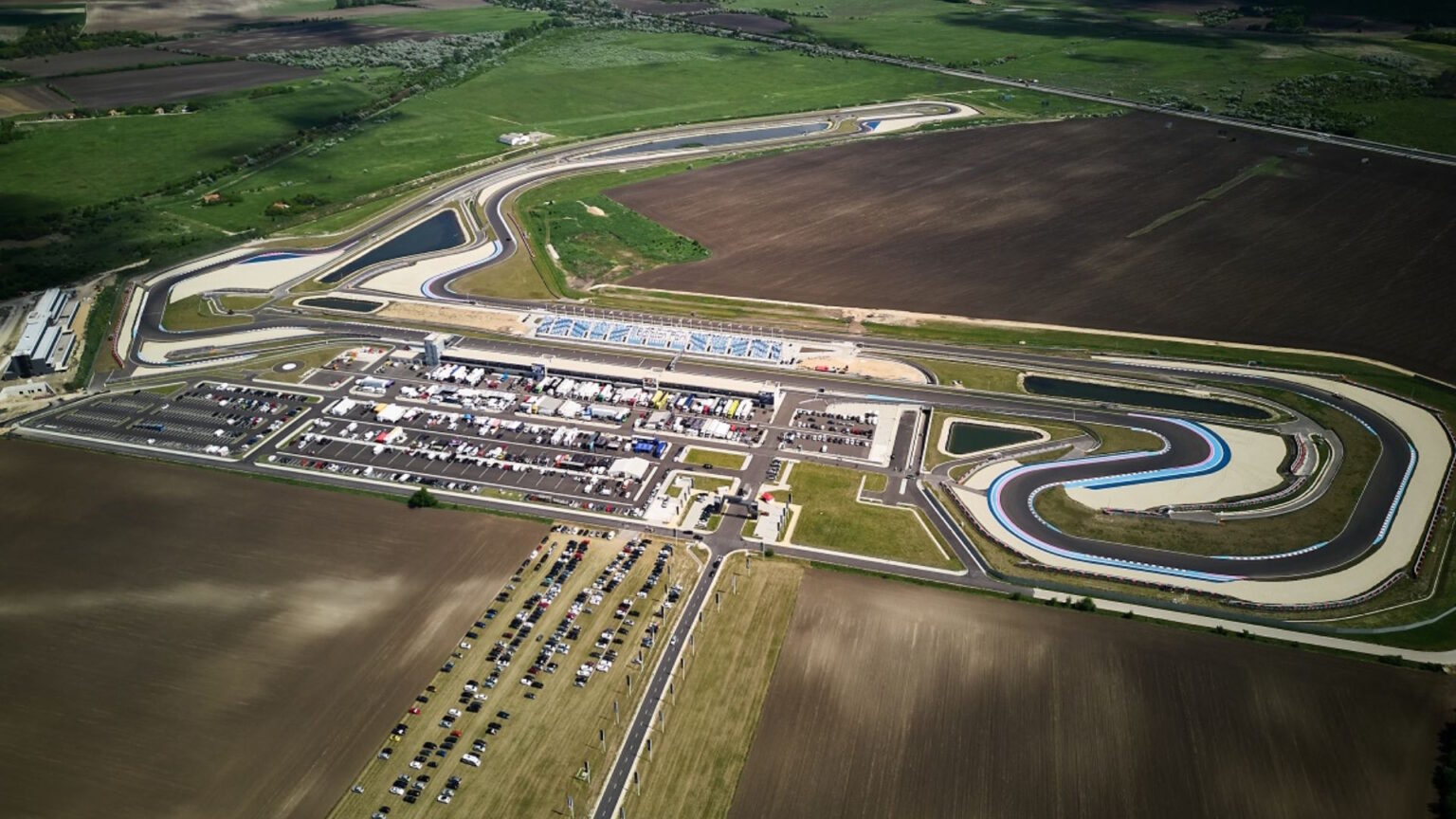 Vista aérea del Balaton Park Circuit, a 100 km de Budapest: 4.075 metros, 17 curvas, trazado antihorario y el circuito más lento del calendario