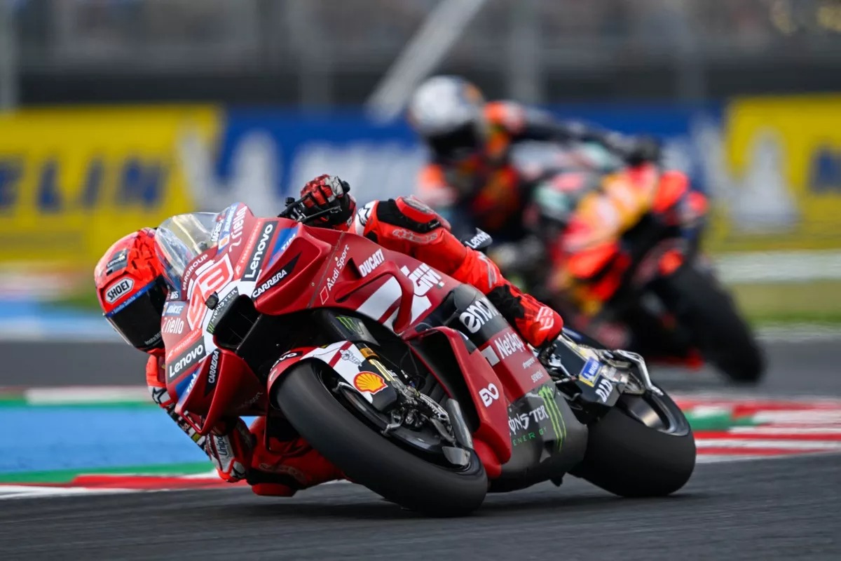 Marc Márquez, con la Ducati Desmosedici GP26 del Lenovo Team, completa en Hungría el triplete pole-sprint-carrera.