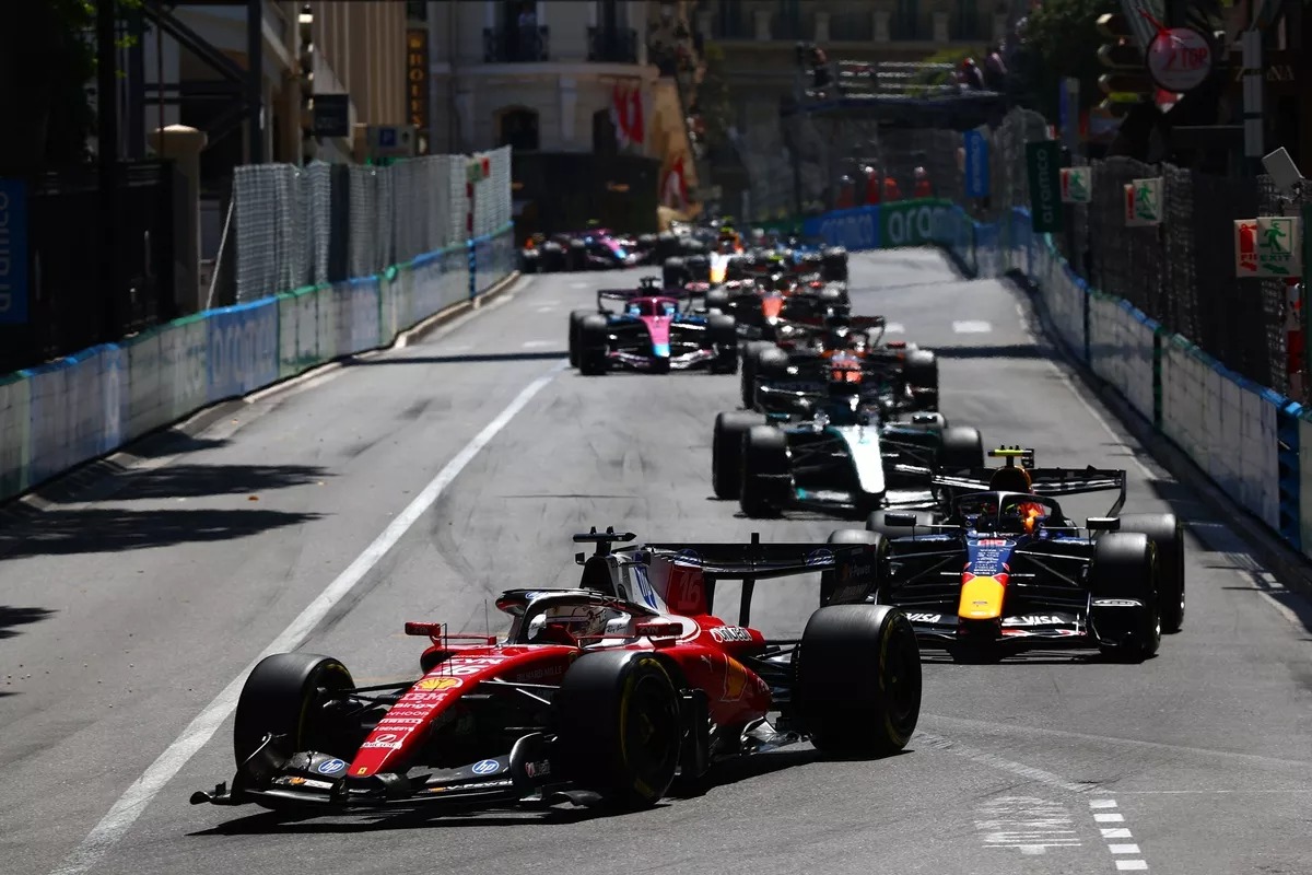 Los 20 monoplazas se aprietan en Sainte-Devote al inicio del GP de Mónaco 2026; Antonelli tomó la punta de inmediato mientras Verstappen quedaba clavado en la parrilla.