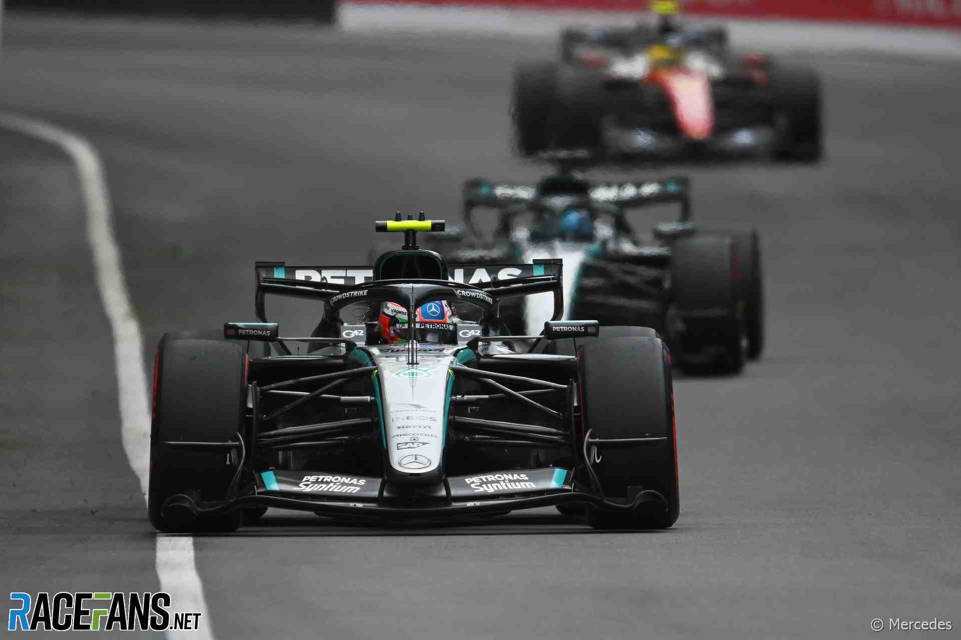 Andrea Kimi Antonelli llega a Spielberg como líder del campeonato con 156 puntos, pero con una ventaja reducida a 41 sobre Lewis Hamilton tras el abandono en Barcelona. El italiano de 19 años afronta su primera prueba de fuego real en 2026