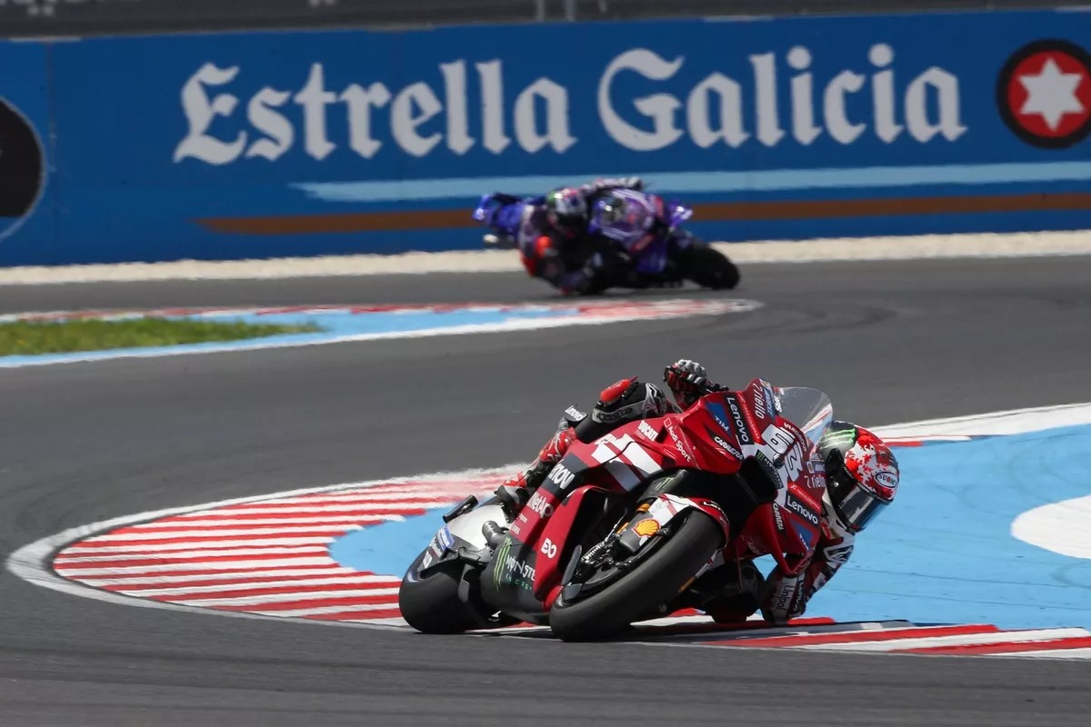 Bagnaia exprimió la goma blanda trasera en las primeras vueltas para abrir hueco sobre Ogura.