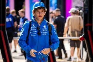 Andrea Kimi Antonelli en el paddock de Silverstone, con el nuevo uniforme azul de Mercedes estrenado esta semana en homenaje al histórico Blue Wonder.