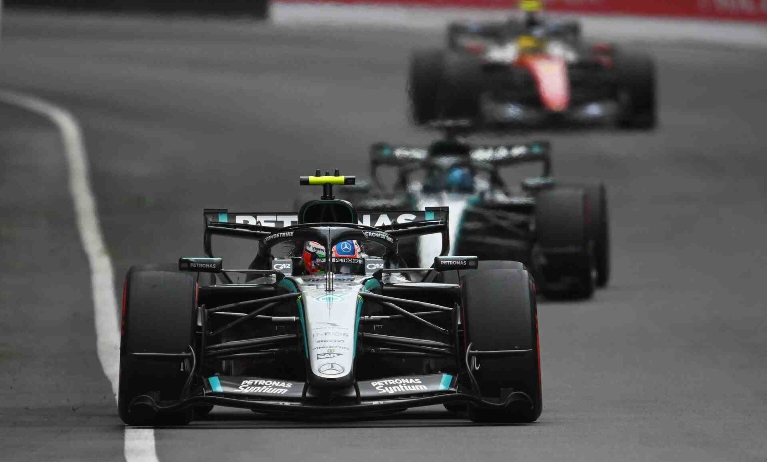Andrea Kimi Antonelli llega a Spielberg como líder del campeonato con 156 puntos, pero con una ventaja reducida a 41 sobre Lewis Hamilton tras el abandono en Barcelona. El italiano de 19 años afronta su primera prueba de fuego real en 2026