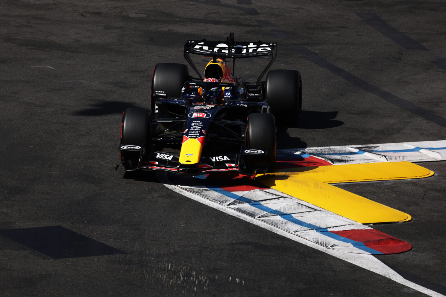 Max Verstappen sorprendió con el rendimiento del Red Bull RB22 en Monte Carlo, cerrando la Q3 con un 1:12.094 que inicialmente le colocó en lo más alto. El cuatro veces campeón arrancará segundo.