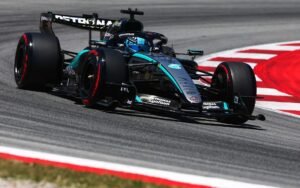 George Russell comenzó muy bien, pero luego fue superado por Hamilton y en una gran maniobra pos ru compañero de equipo, Antonelli. Sobre el final, el puntero del campeonato abandona y recupera el segundo lugar.