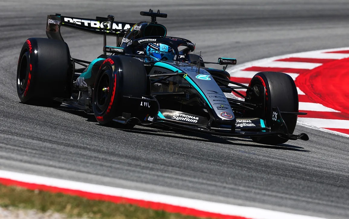 George Russell comenzó muy bien, pero luego fue superado por Hamilton y en una gran maniobra pos ru compañero de equipo, Antonelli. Sobre el final, el puntero del campeonato abandona y recupera el segundo lugar.