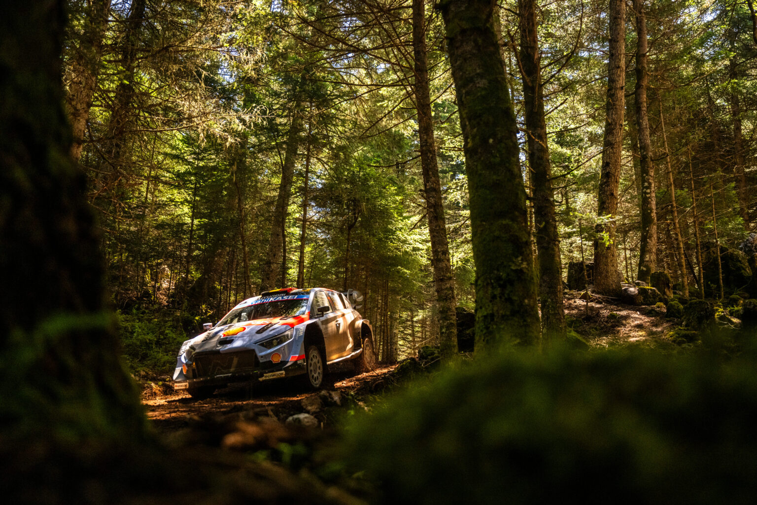 Thierry Neuville dominó desde el viernes hasta el último instante. El doble pinchazo en la PE16 selló un desenlace de cruda injusticia deportiva.