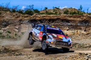 Thierry Neuville ganó el Acrópolis en 2022 y 2024; el belga espera aprovechar su posición tardía de salida -clave para encontrar líneas limpias en la tierra- y relanzar el título de constructores de Hyundai.