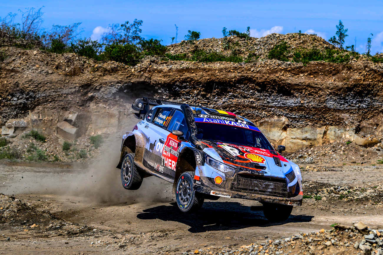 Thierry Neuville ganó el Acrópolis en 2022 y 2024; el belga espera aprovechar su posición tardía de salida -clave para encontrar líneas limpias en la tierra- y relanzar el título de constructores de Hyundai.