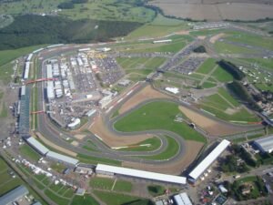Vista aérea de Silverstone, sede desde 1950 del primer Campeonato del Mundo de F1. La 77ª edición del GP llega con formato sprint y la exigente secuencia de Maggotts-Becketts-Chapel como protagonista.