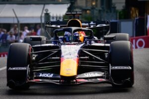 La imagen que nadie esperaba: el Red Bull de Verstappen, detenido en boxes tras apenas completar una vuelta. Su abandono eliminó al mayor rival de Antonelli en el campeonato.