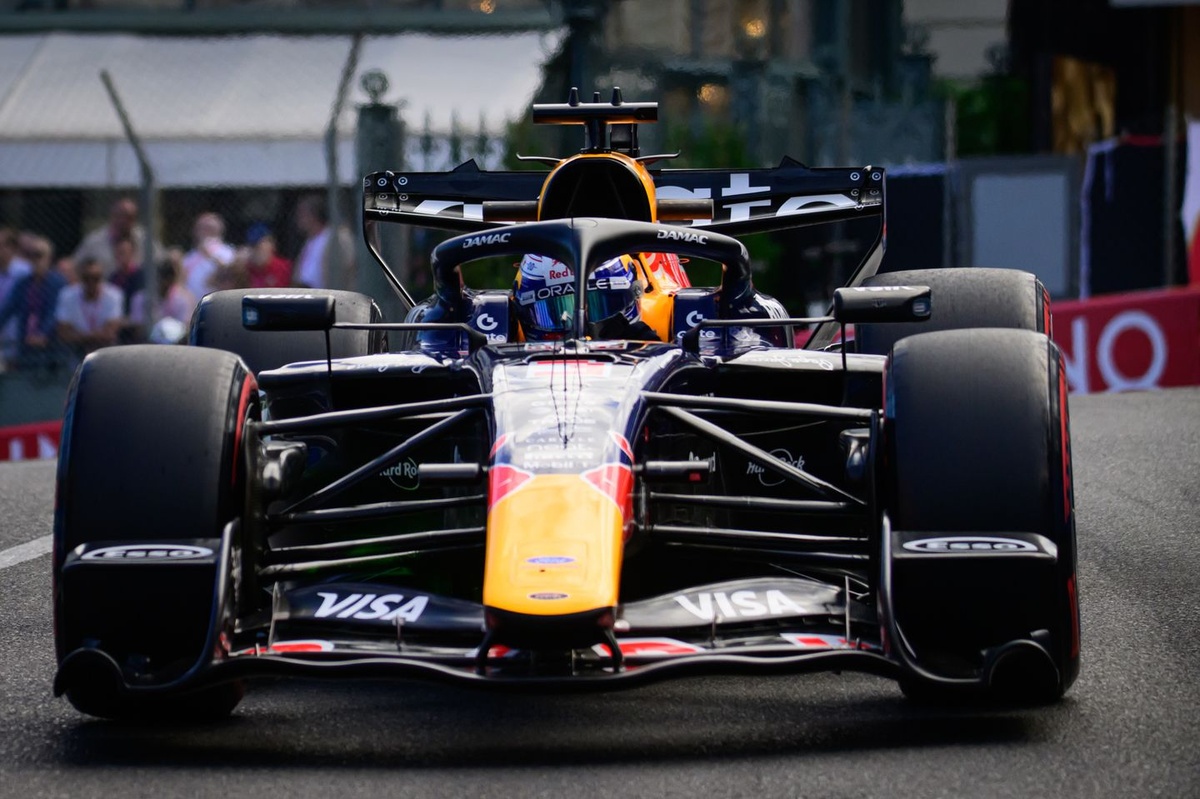 La imagen que nadie esperaba: el Red Bull de Verstappen, detenido en boxes tras apenas completar una vuelta. Su abandono eliminó al mayor rival de Antonelli en el campeonato.
